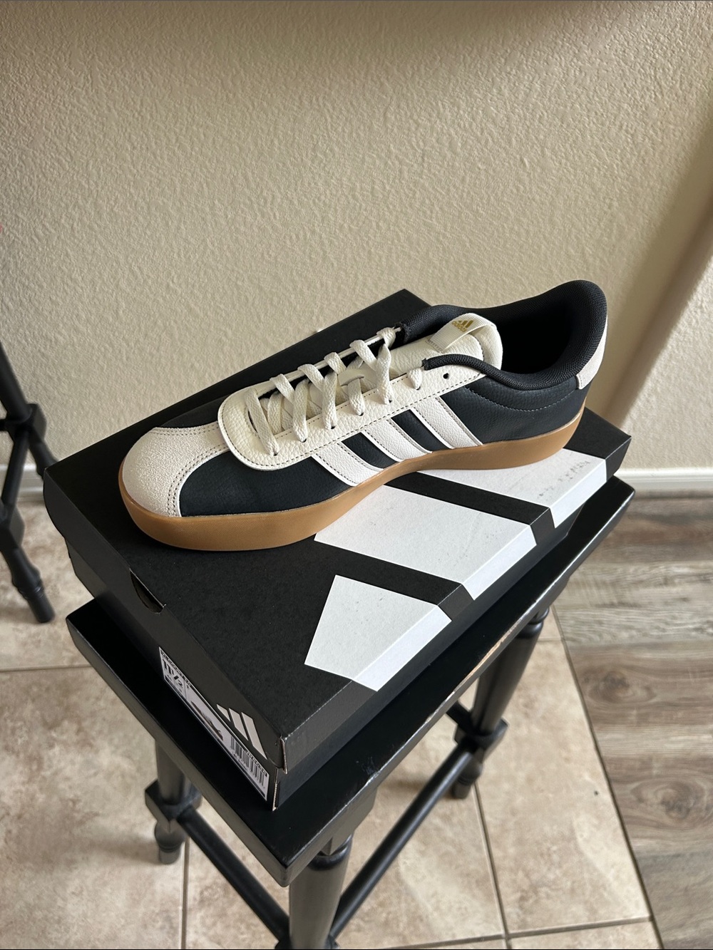 NIB Men’s adidas Classic Black and White Canvas Men’s Trainer with Gum Sole